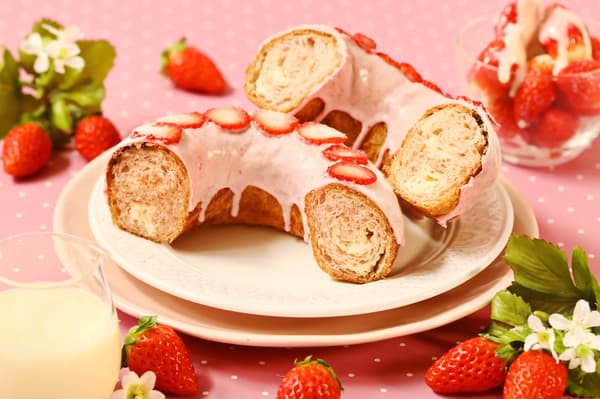 Melting Condensed Milk Strawberry Ring detail