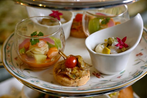 傍晚下午茶的甜点与茶品