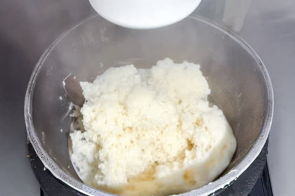 전통 절구로 쌀을 찧는 모습