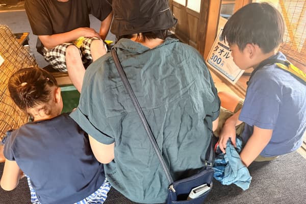 在玉寺水族馆内一边喝茶吃点心一边放松的访客