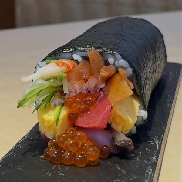 闪亮寿司的豪华惠方卷，包含11种高级食材