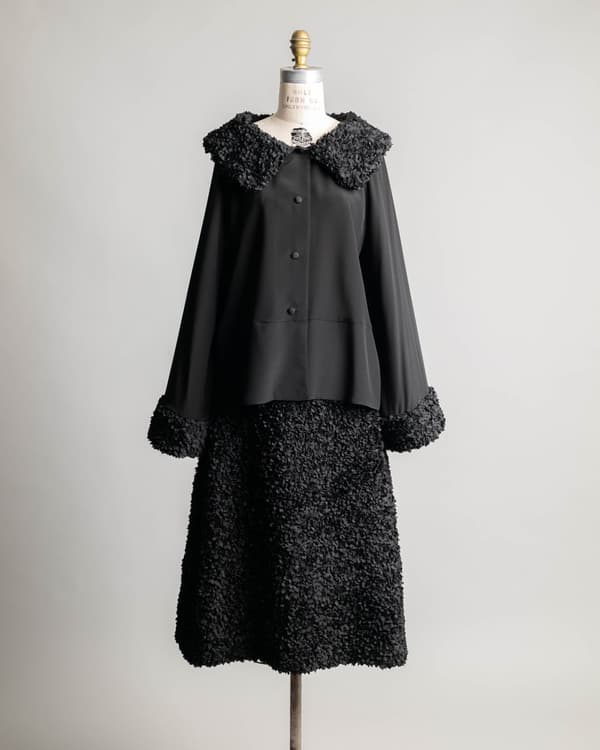 Blusa y falda con detalle de pétalos