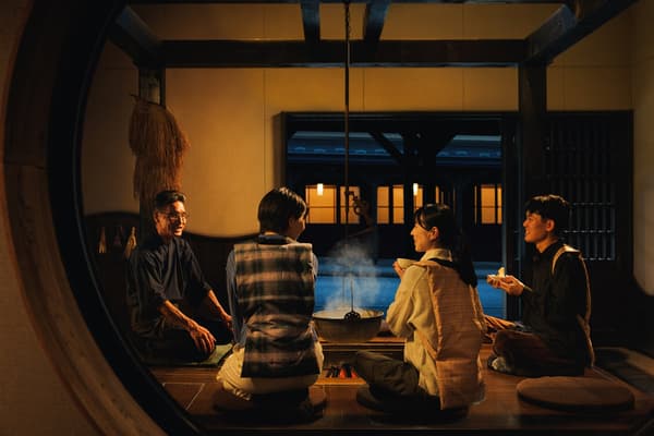 Berkumpul di sekitar irori dengan mengenakan Nagiso Neko