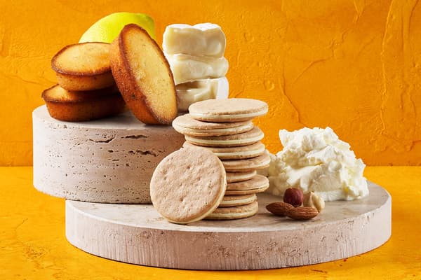 Financier dan Sand Cookie ditampilkan bersama lemon, Camembert, krim mascarpone, dan kacang