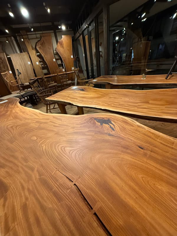 三块从长野市种植的一棵榉树上切割下来的原木板材。这些“兄弟板”具有相同的纹理、颜色和生长环境的记忆。