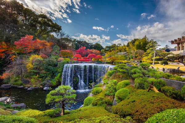 俯瞰日式庭園的花園酒廊