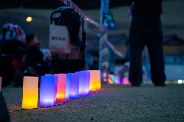 参与者放飞天灯