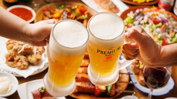 Suasana bar olahraga dengan minuman