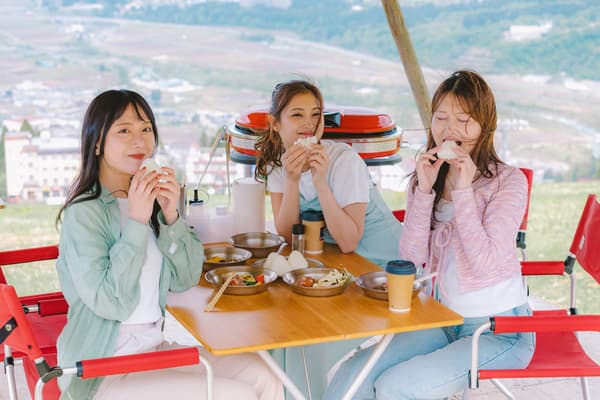 갓 구운 바비큐와 고시히카리 주먹밥