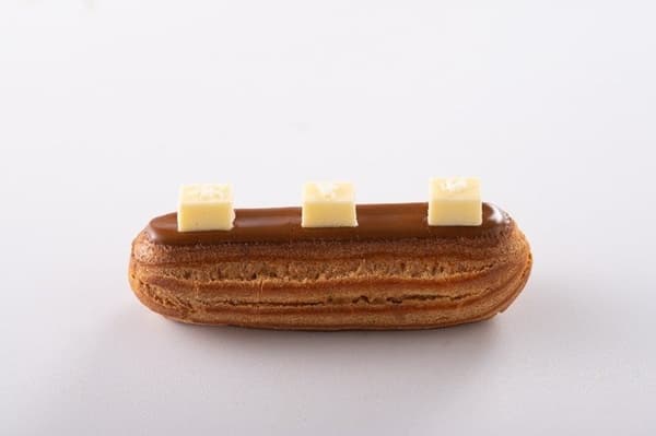 Golden éclair with salted caramel
