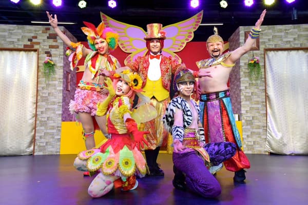 Actuación de Hanayashiki-za en el Flower Stage