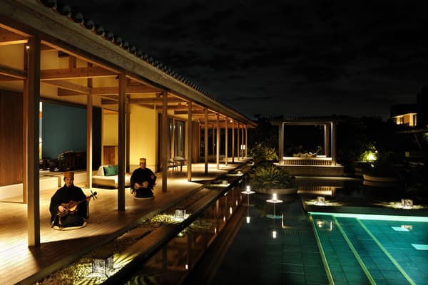 三线琴的声音在夜空中回荡