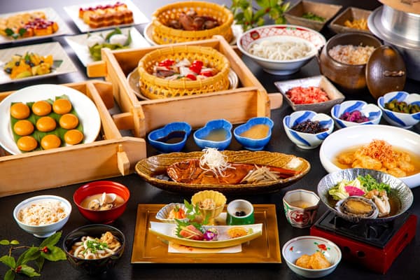 包含金眼鯛和鮑魚的懷石料理