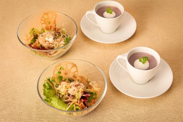 부드러운 찐 닭고기와 달콤한 양배추 허니 머스타드 샐러드, 그리고 크리미한 자색 고구마 포타주