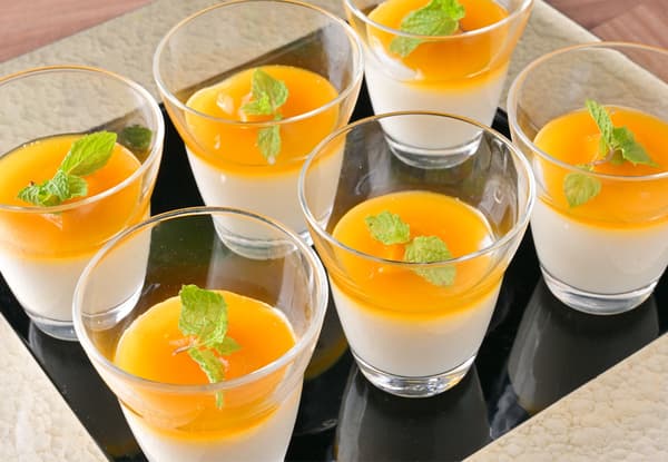 Kanten de leche de coco con puré de mango