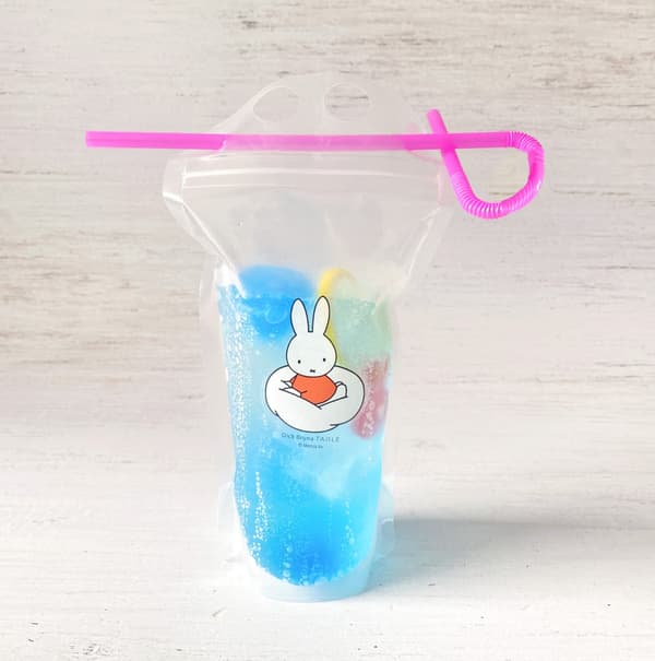 附蓝色冰球的海洋汽水