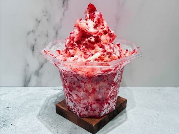 Fruit ice, showcasing the flavor of strawberries (image)