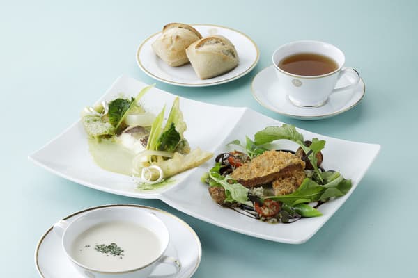 Shiseido Parlour – 佐贺牛肉排和星鳗鱼配芦笋酱和春季蔬菜馅饼