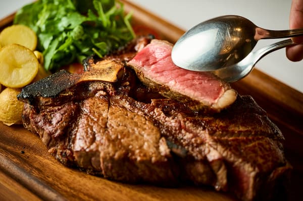 USDA Prime 牛肉 T 骨牛排