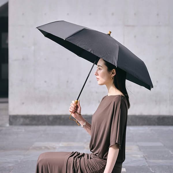대나무 손잡이와 가죽 스트랩이 특징인 양우산