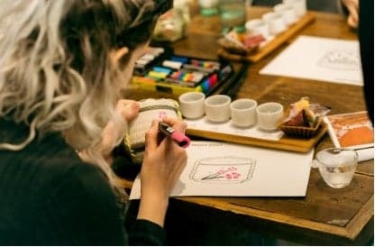 参与者在KomoSake Terrace品尝清酒