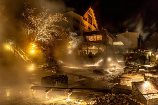 夜にライトアップされた「川湯温泉テラス」は神秘的な雰囲気を醸し出しています