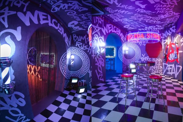 Punk Diner difoto dengan lensa fisheye