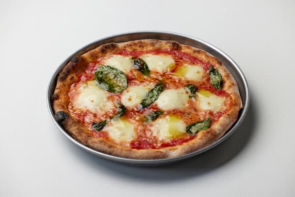 Don Bravo 的招牌全麦披萨，包括玛格丽特及特色配料