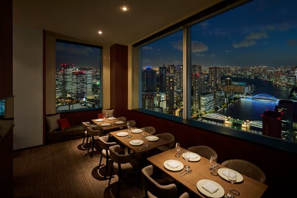 Pemandangan malam dan hidangan di RESTAURANT LUKE with SKY LOUNGE