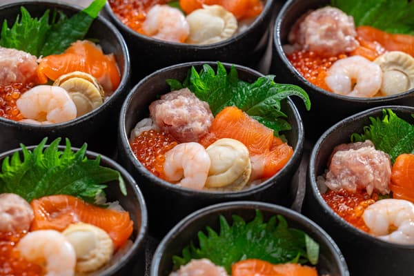 Customizable seafood rice bowl (all-you-can-pile toppings during weekday lunch; pre-arranged mini bowl served from April 25 to May 6 at lunch)