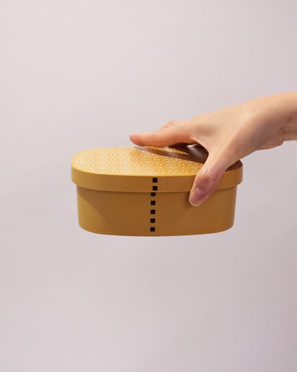 One-touch lid closes securely without clips or lunch belts