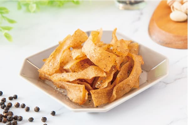 KONJAC JUNKIE Black Pepper — konjac seasoned and dried for a jerky-like chew