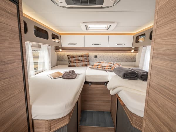 WEINSBERG — permanent twin beds (L2,000 × W820 mm / L1,950 × W820 mm) plus a pulldown bed above the living area for up to five sleepers