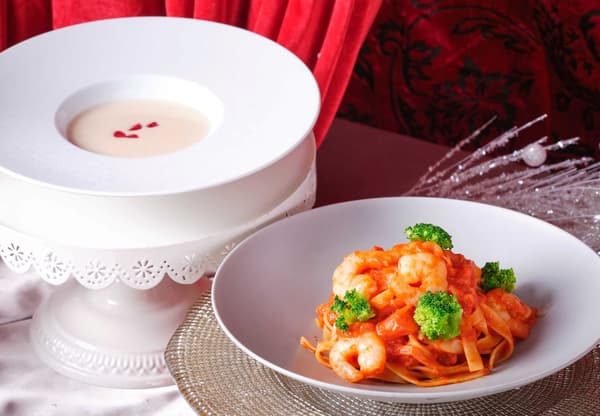 มื้อเที่ยง 1: ซุปครีมราสเบอร์รี่และหัวผักกาด / พาสต้าตัดเลียเตลเลกับกุ้งในซอสมะเขือเทศครีมรสเผ็ด