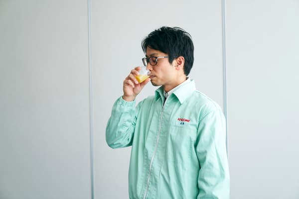 倒入的浓郁金黄色苹果汁的特写镜头