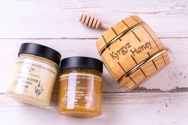 吉尔吉斯馆官方蜂蜜（从右）：吉尔吉斯白蜂蜂蜜圣三叶草蜂蜜，托克托古尔高地野花蜂蜜