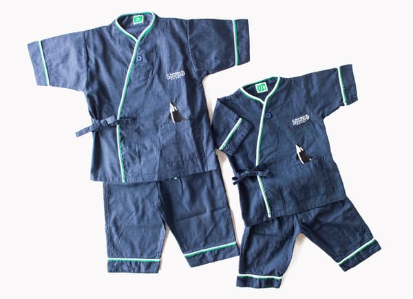 Dua set pakaian santai berwarna biru tua dalam ukuran dewasa dan anak-anak dengan motif orca