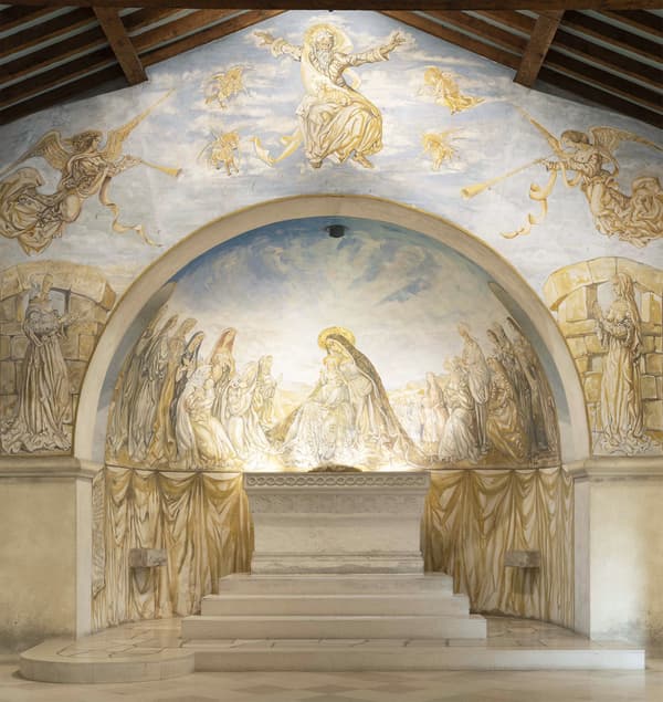 Gallery 4内部景象，展示了带有圣母与圣子绘画的祭坛复制品