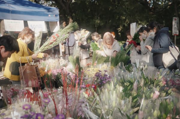 热田朔日市的人群