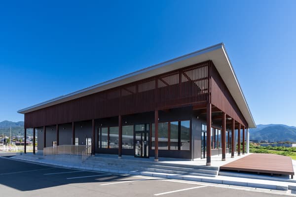 CAFE MOOI的室内景观，展示了现代咖啡馆的座位