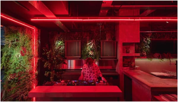 Stan DJ di tengah restoran