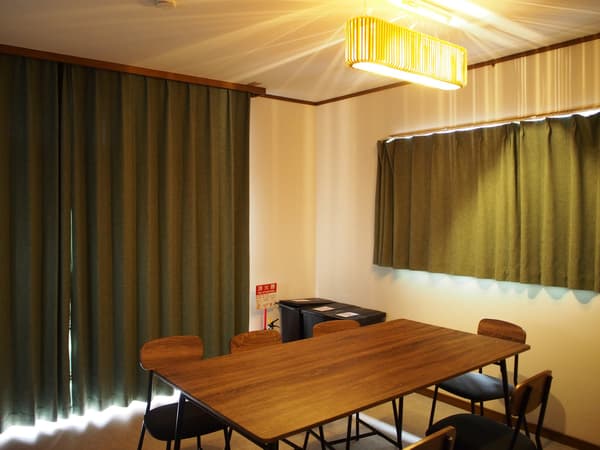Área de comedor con mesa de madera y sillas