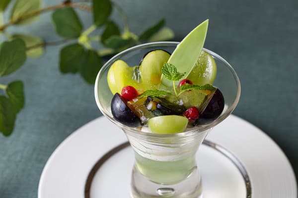 The Saturday, Sunday, and holiday-only Shine Muscat and Kyoho mini parfait
