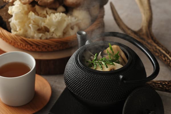 Dobin-mushi combining four types of mushrooms, including truffle