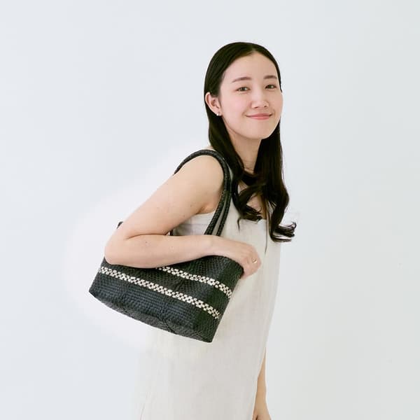 Letra SHORT XS LONG HANDLE black mercado bag