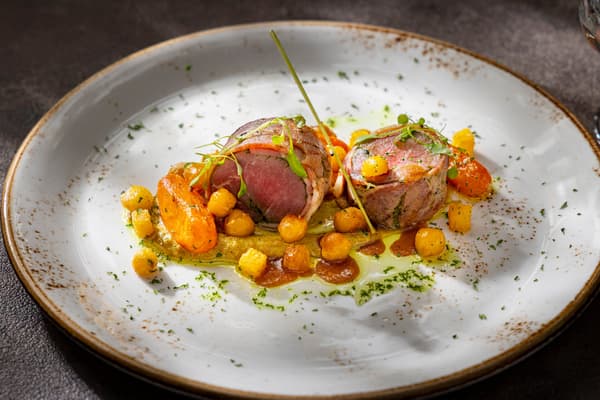 主菜：搭配顺滑茄子泥与香辣七味的香草烤羊肉