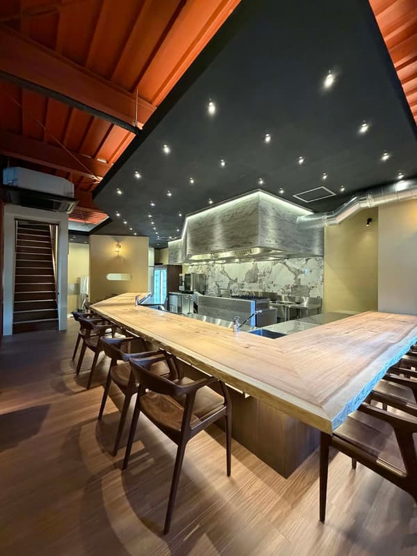 1F 吧台，充满活力的开放式厨房氛围