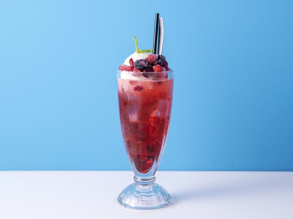 Chilled Strawberry and Berry Cream Soda ¥930 / DEPOT