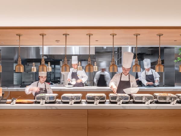 开放式厨房，厨师在餐桌旁烹饪