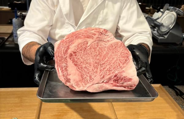 Wagyu veteado preparado en la cocina de Ginza Kiwagiwa